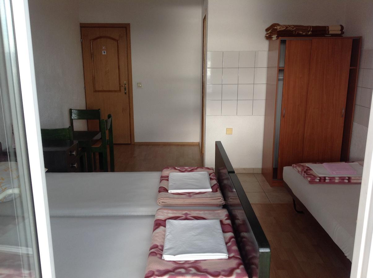 Katarina Apartments And Rooms Sibinj Krmpotski Rum bild